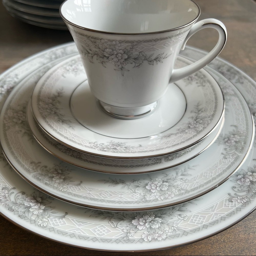 Noritake “Sweet Leilani” 48 Piece Dinnerware